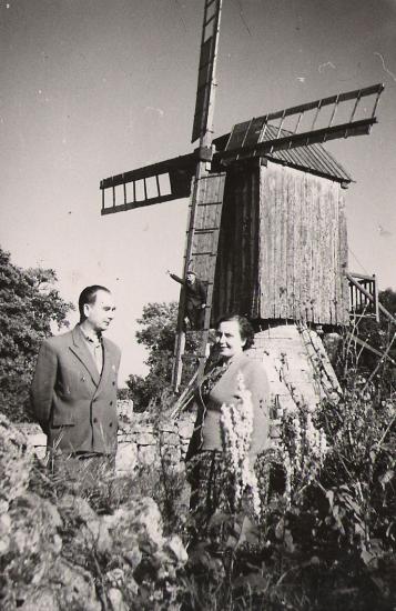 Orbu Ella ja Valter poseerimas Peedu tuuliku taustal sept 1960.a. Tiival Orbu Eedu.