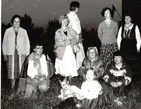 Leedri jaanituli 1989. Pildil Orbu ja Härma talu rahvas.